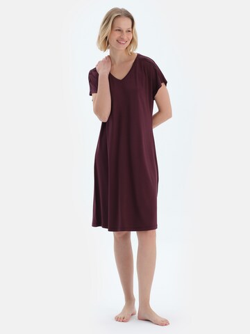 sarkans Dagi Naktskrekls: no priekšpuses