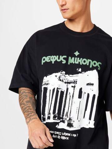 Tricou de la Pequs pe negru