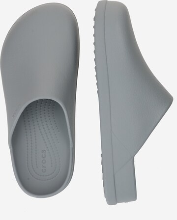 Clogs 'Dylan' di Crocs in grigio