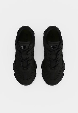 Sneaker low 'CARACOL' de la GUESS pe negru
