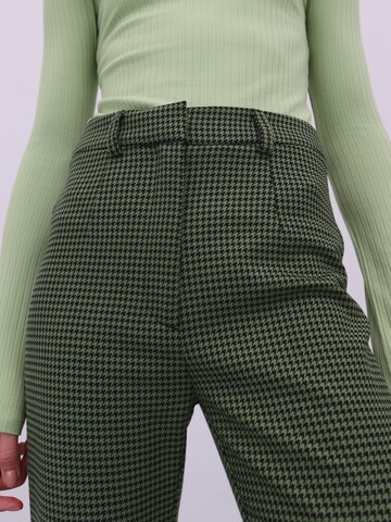 Regular Pantaloni 'Reina' de la EDITED pe verde