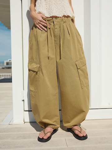 Barrel Pantaloni cu buzunare de la Bershka pe verde: față