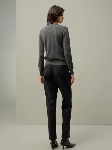 Lilysilk - Cárdigan 'Kaschmir Cardigan mit Rundhalsausschnitt' en gris