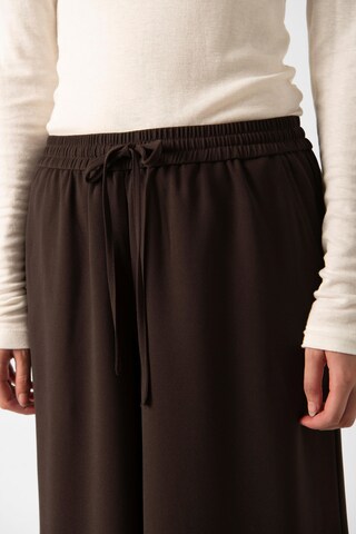 SOAKED IN LUXURY Wide Leg Hose 'Shirley' in Braun