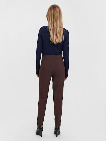 VERO MODA Tapered Bandplooibroek 'SANDY' in Bruin