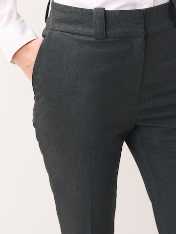 Slimfit Pantaloni con piega frontale di Next in grigio