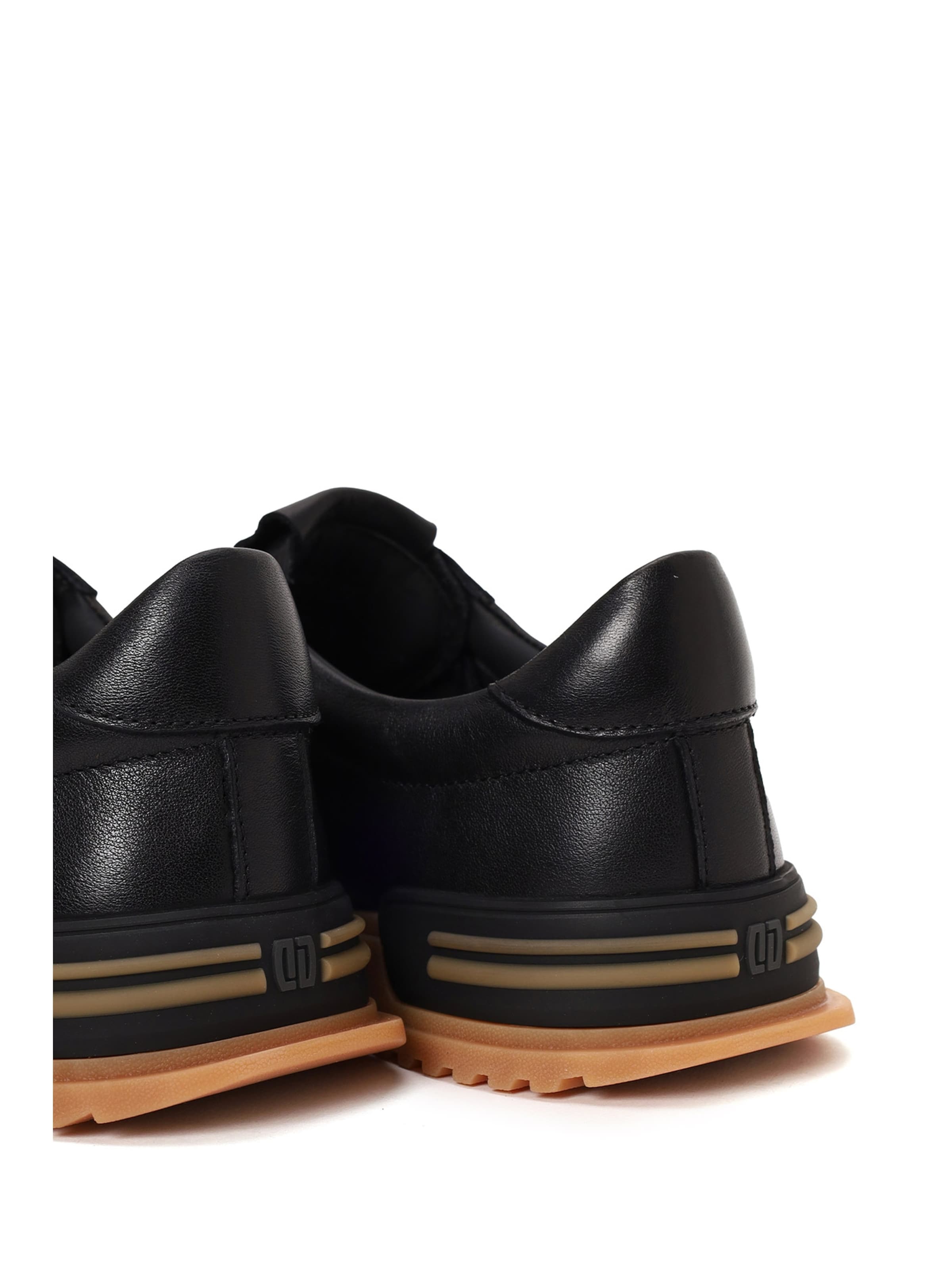 Sneaker low de la Derimod pe negru
