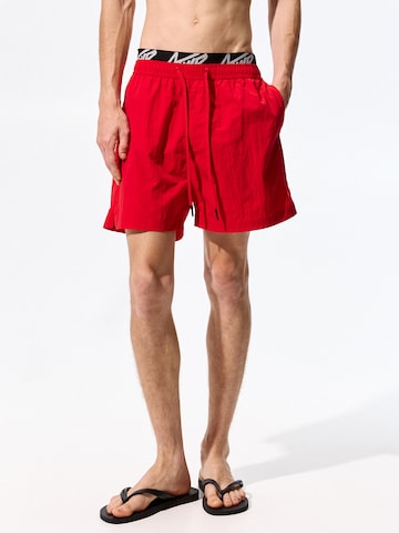 Shorts de bain Pull&Bear en rouge : devant