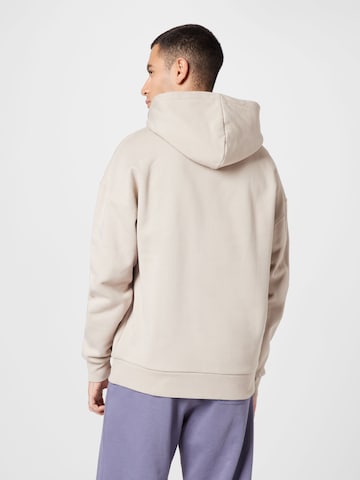 Sweat-shirt Kosta Williams x About You en beige