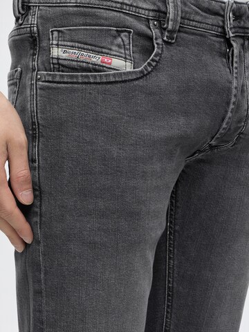 Regular Jeans '1985 LARKEE' de la DIESEL pe negru
