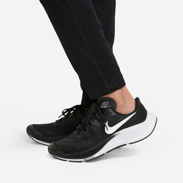 NIKE Tapered Sporthose in Schwarz