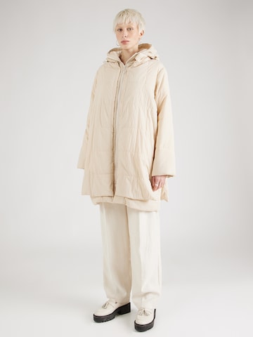 Cappotto invernale di Embassy of Bricks and Logs in beige
