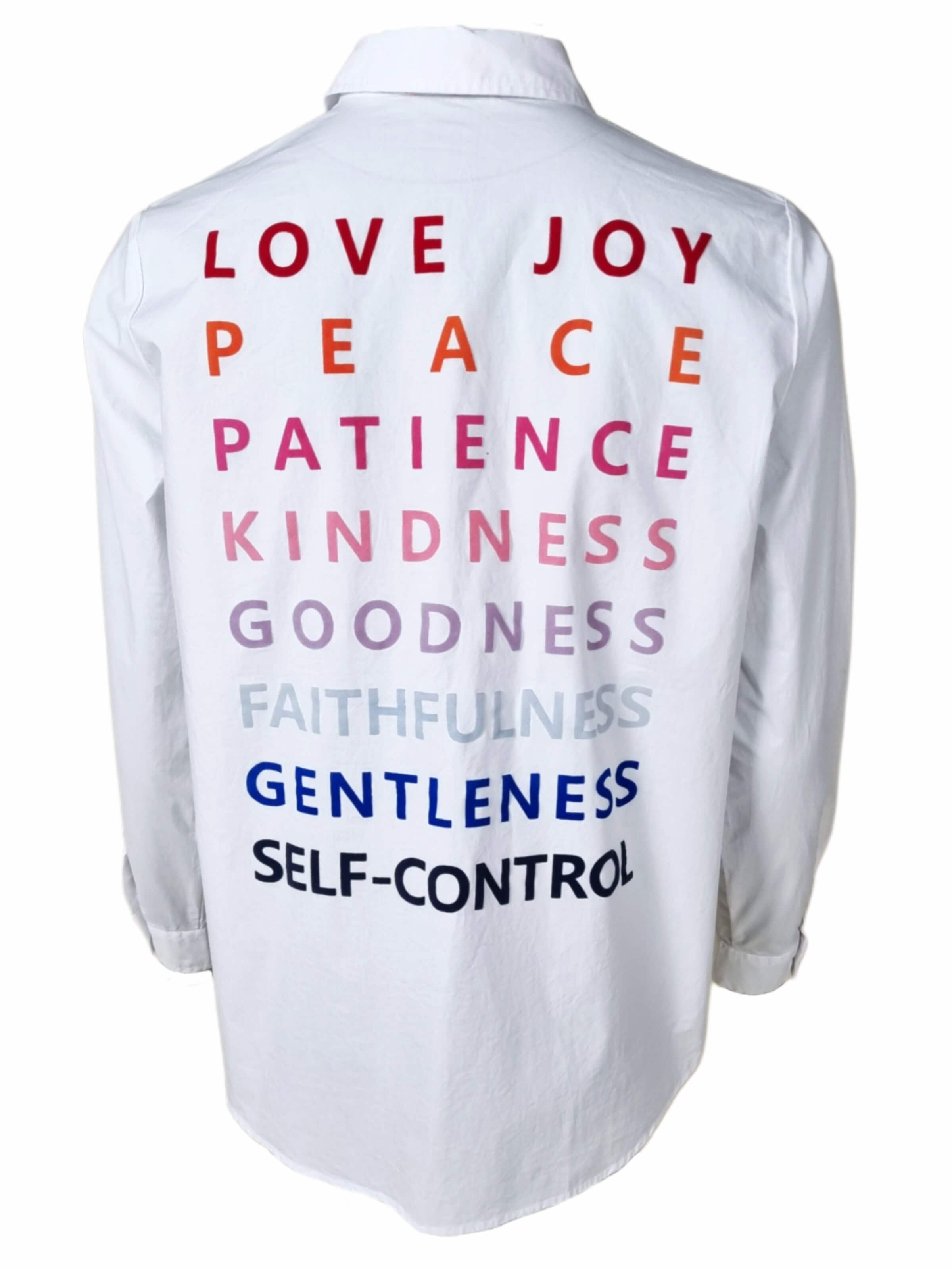 Camicia da donna 'Bluse mit Knopfleiste und Schriftzug im RT' di LIKS. Munich in bianco