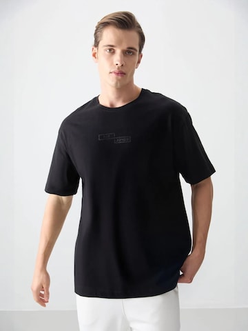 Tommy Life T-Shirts in Schwarz: Vorderseite