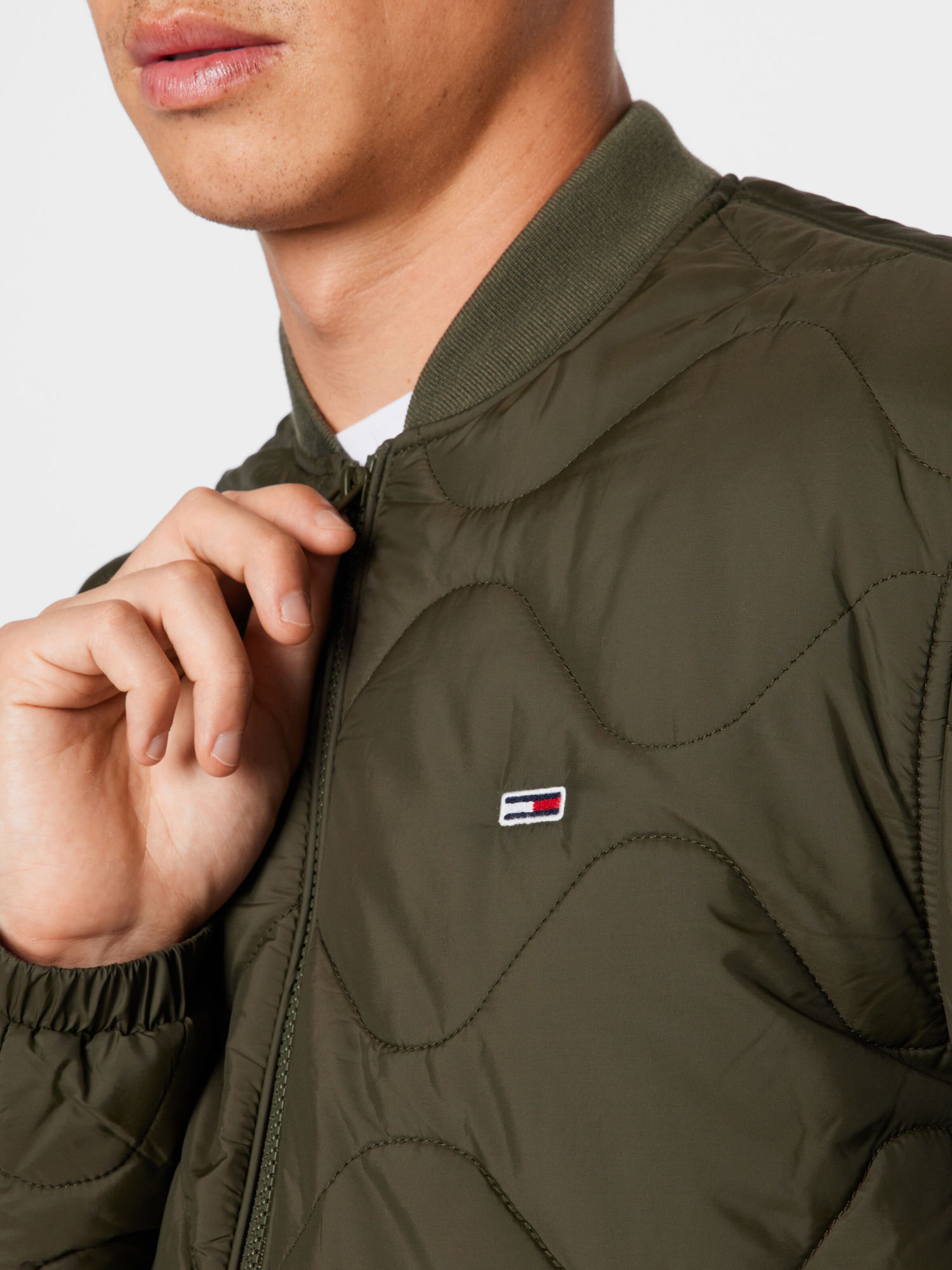 Männer Jacken Tommy Jeans Jacke in Oliv - JN86769 Männer Jacken Tommy Jeans Jacke in Oliv - JN86769