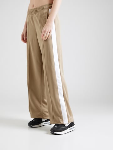 Nike Sportswear Wide leg Byxa i grön: framsida