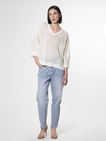 Influencer Sveter 'Holed pattern pull' - Biela