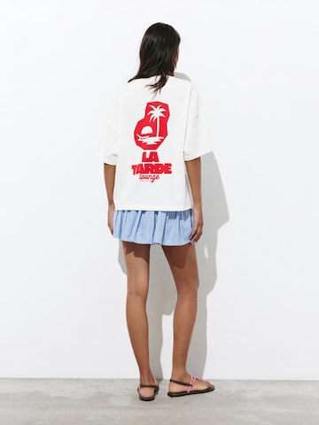 Pull&Bear Тениска 'LA TARDE' в бяло: отпред