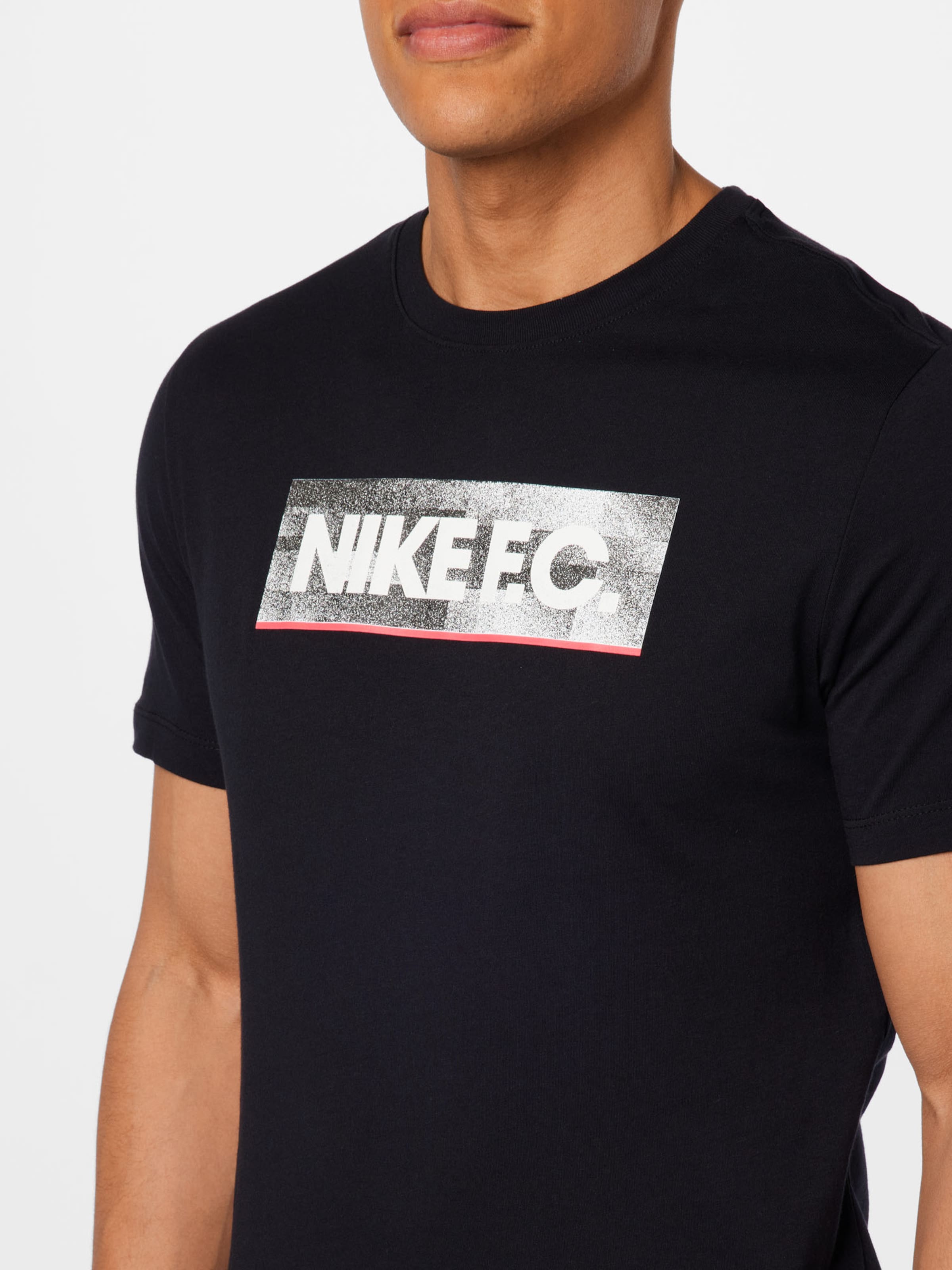 Disciplines sportives T-Shirt fonctionnel NIKE en Noir 