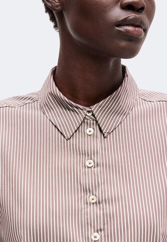 Emily Van Den Bergh Bluse i brun: forside