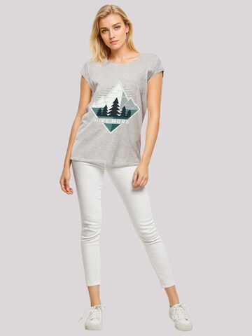 T-shirt 'Hike More Mountains' F4NT4STIC en gris