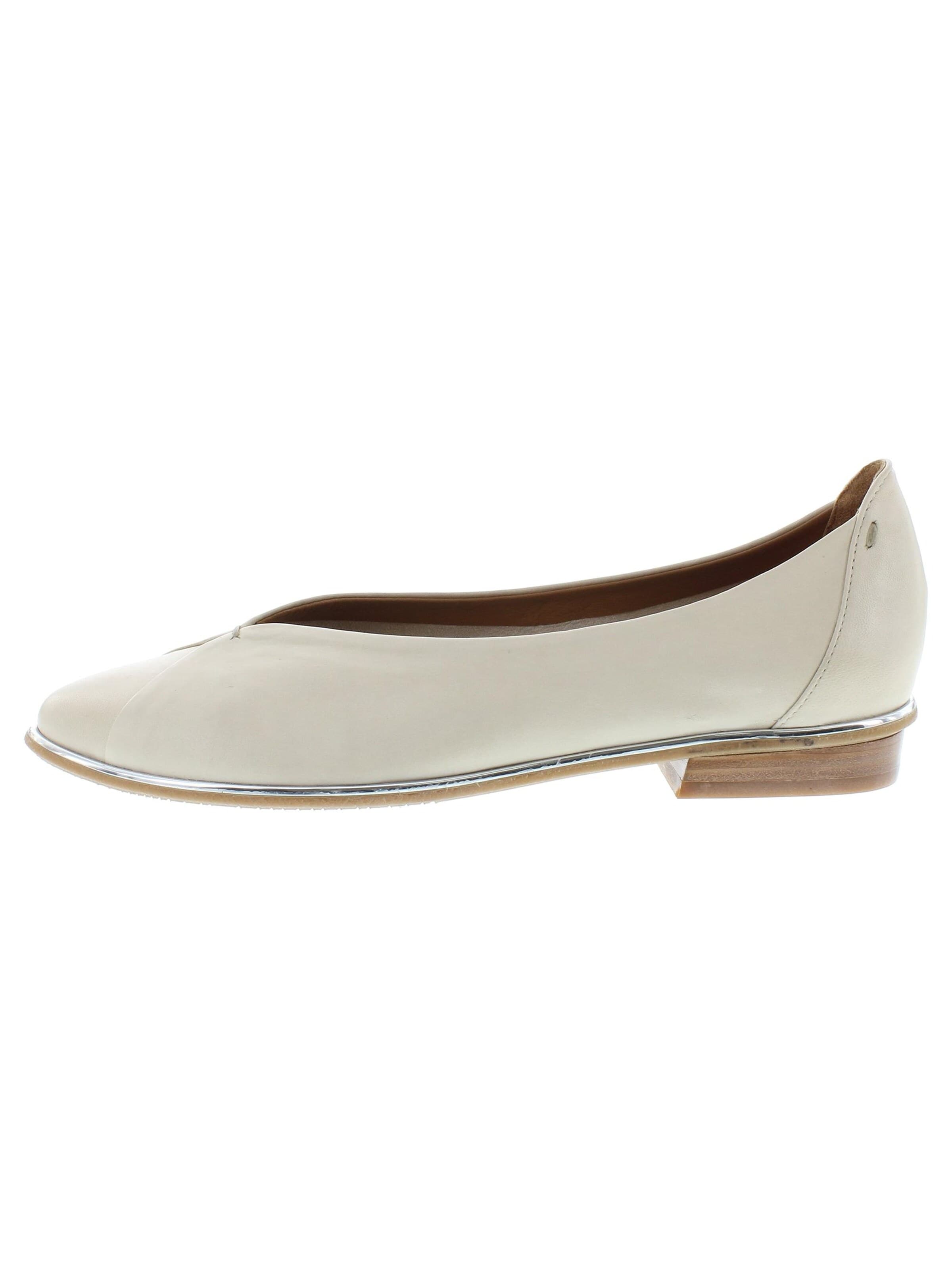Everybody Ballet Flats 'BETA - Ballerina mit V-Ausschnitt' in Beige: front