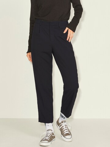 regular Pantaloni con pieghe 'Chloe' di JJXX in nero