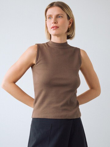 Top di Honest Basics in marrone: frontale