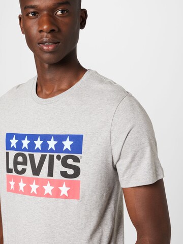 LEVI'S ® Shirt 'Graphic Crewneck Tee' in Grau