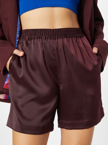 regular Pantaloni di Monki in rosso