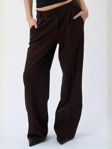 TEESHOPPEN - Regular Calças ' Mila ' em castanho