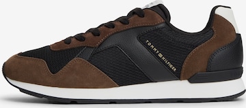 Baskets basses TOMMY HILFIGER en marron : devant