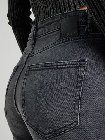 PIECES Tapered Farkut 'PCBELLA' värissä harmaa