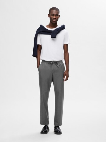 Regular Pantalon chino 'SLHROBERT' SELECTED en gris