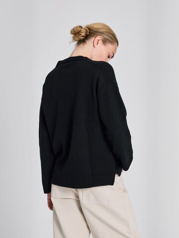 Pulover ' Emely ' de la LISVA pe negru: spate