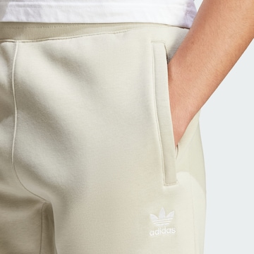 ADIDAS ORIGINALS Zwężany krój Spodnie 'Trefoil Essentials' w kolorze beżowy