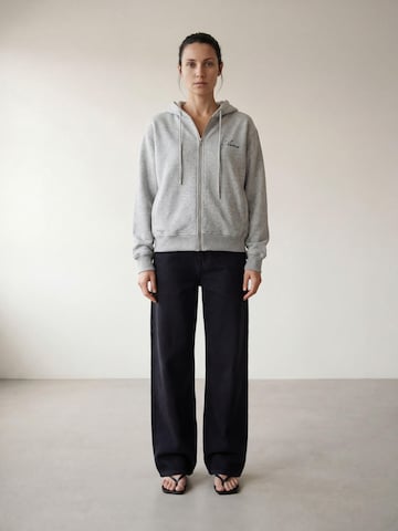 ARMIE Sweat jacket 'The Kim Zip Hoddie' in Grey
