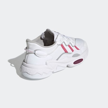 ADIDAS ORIGINALS Låg sneaker 'Ozweego' i vit