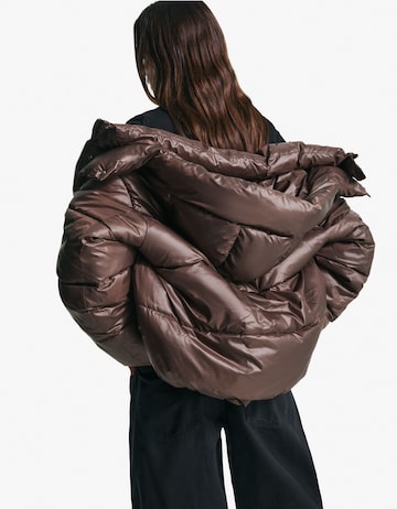 Bershka Talvitakki värissä ruskea