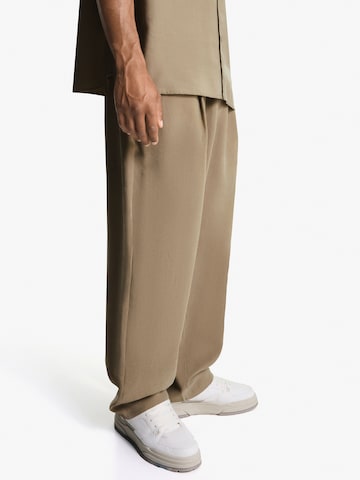 Bershka Loosefit Kalhoty se sklady v pase – béžová