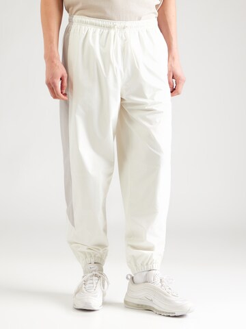 Nike Sportswear Tapered Byxa i vit: framsida