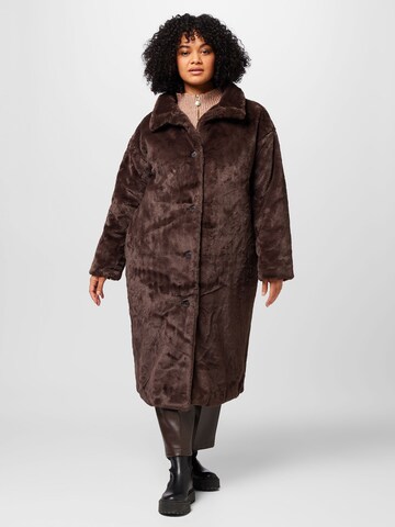 Manteau d’hiver 'MONROE' Vero Moda Curve en marron : devant