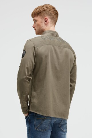 CAMP DAVID Regular Fit Cargohemd mit Rippstruktur und Logo-Stickereien in Grün: Vorderseite