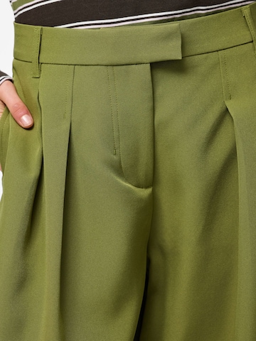 PIECES - Ropa ancha Pantalón plisado 'BARREL' en verde