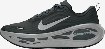 NIKE Juoksukengät 'Vomero Plus' värissä harmaa: etupuoli