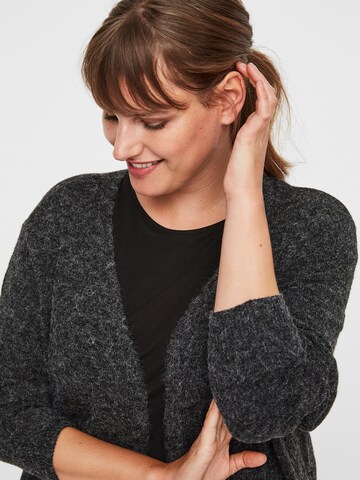 Vero Moda Curve Gebreid vest 'Doffy' in Zwart
