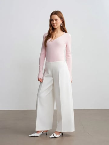 Dilvin Wide leg Pants in White: front