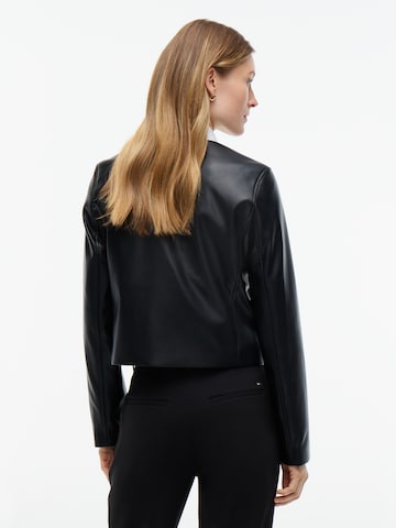 TOMMY HILFIGER - Chaqueta de entretiempo en negro