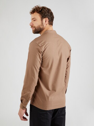 Coupe regular Chemise 'Finn' ABOUT YOU x Kevin Trapp en marron