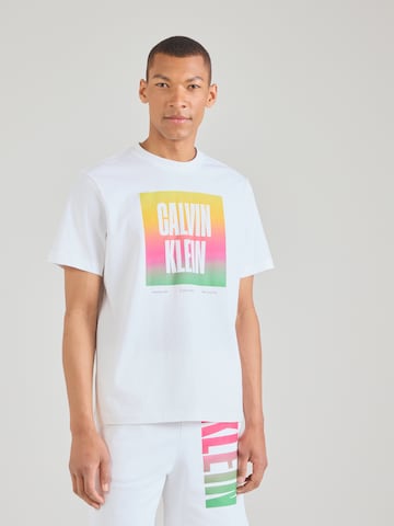Calvin Klein Jeans Szabványos Póló 'PRIDE26' - fehér: elől